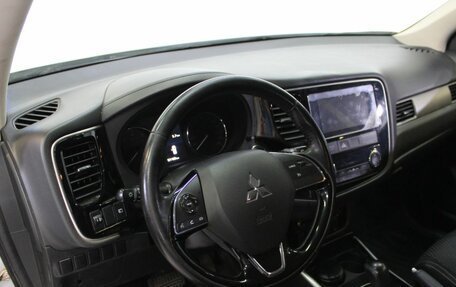 Mitsubishi Outlander III рестайлинг 3, 2018 год, 1 990 000 рублей, 14 фотография