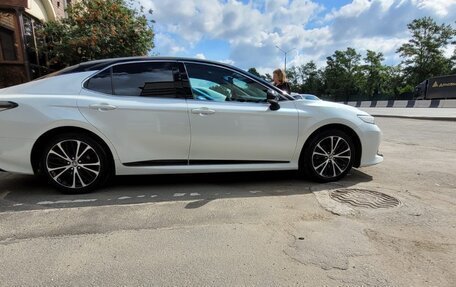 Toyota Camry, 2020 год, 3 000 000 рублей, 2 фотография