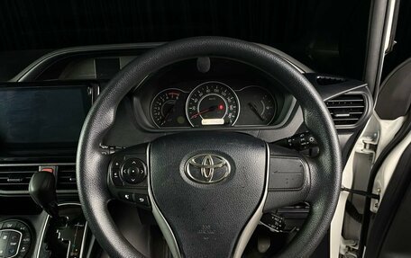 Toyota Voxy III, 2018 год, 2 655 000 рублей, 9 фотография