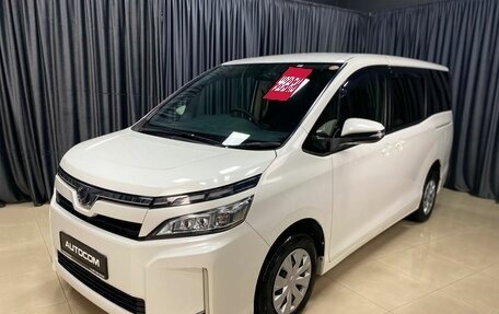 Toyota Voxy III, 2018 год, 2 655 000 рублей, 2 фотография