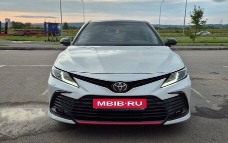 Toyota Camry, 2021 год, 3 700 000 рублей, 2 фотография