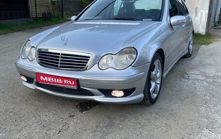 Mercedes-Benz C-Класс, 2004 год, 1 100 000 рублей, 1 фотография