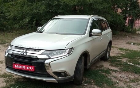 Mitsubishi Outlander III рестайлинг 3, 2018 год, 2 100 000 рублей, 1 фотография