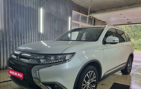 Mitsubishi Outlander III рестайлинг 3, 2015 год, 2 000 000 рублей, 2 фотография