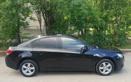 Chevrolet Cruze II, 2010 год, 700 000 рублей, 4 фотография