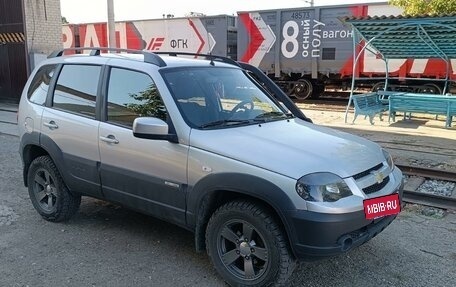 Chevrolet Niva I рестайлинг, 2017 год, 920 000 рублей, 2 фотография