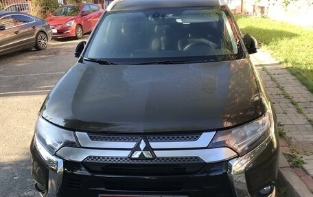 Mitsubishi Outlander III рестайлинг 3, 2019 год, 2 350 000 рублей, 1 фотография