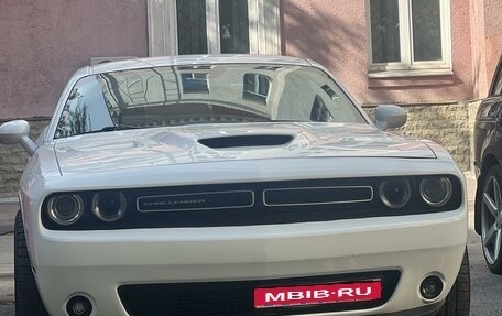 Dodge Challenger III рестайлинг 2, 2019 год, 3 350 000 рублей, 1 фотография