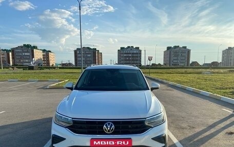 Volkswagen Tiguan II, 2021 год, 3 650 000 рублей, 1 фотография