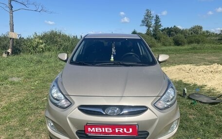 Hyundai Solaris II рестайлинг, 2012 год, 900 000 рублей, 1 фотография