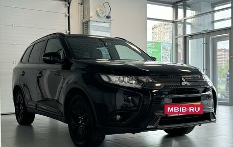 Mitsubishi Outlander III рестайлинг 3, 2021 год, 2 990 000 рублей, 3 фотография