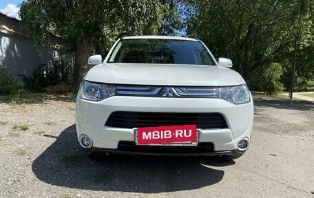 Mitsubishi Outlander III рестайлинг 3, 2013 год, 1 860 000 рублей, 2 фотография