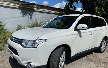 Mitsubishi Outlander III рестайлинг 3, 2013 год, 1 860 000 рублей, 3 фотография