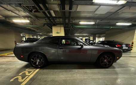 Dodge Challenger III рестайлинг 2, 2018 год, 3 990 000 рублей, 4 фотография