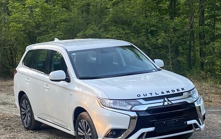 Mitsubishi Outlander III рестайлинг 3, 2022 год, 2 799 000 рублей, 3 фотография