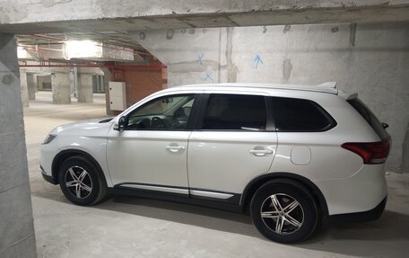 Mitsubishi Outlander III рестайлинг 3, 2017 год, 1 450 000 рублей, 4 фотография