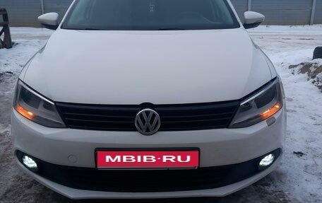 Volkswagen Jetta VI, 2013 год, 980 000 рублей, 2 фотография