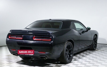 Dodge Challenger III рестайлинг 2, 2018 год, 3 570 000 рублей, 4 фотография