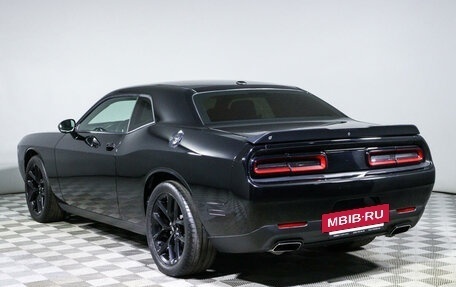 Dodge Challenger III рестайлинг 2, 2018 год, 3 570 000 рублей, 6 фотография