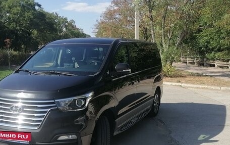 Hyundai Grand Starex Grand Starex I рестайлинг 2, 2019 год, 4 200 000 рублей, 1 фотография