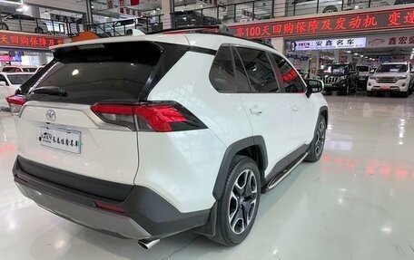 Toyota RAV4, 2020 год, 2 500 000 рублей, 2 фотография