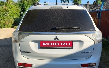 Mitsubishi Outlander III рестайлинг 3, 2014 год, 1 600 000 рублей, 2 фотография