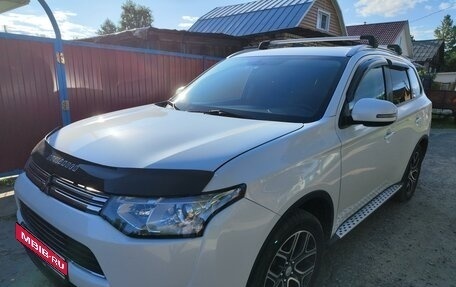 Mitsubishi Outlander III рестайлинг 3, 2014 год, 1 600 000 рублей, 3 фотография