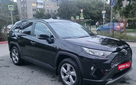 Toyota RAV4, 2021 год, 4 250 000 рублей, 2 фотография