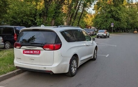 Chrysler Pacifica (RU), 2019 год, 3 580 000 рублей, 2 фотография