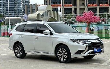 Mitsubishi Outlander III рестайлинг 3, 2021 год, 2 810 000 рублей, 2 фотография