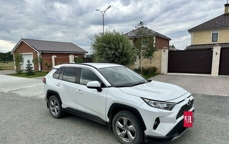 Toyota RAV4, 2021 год, 3 800 000 рублей, 2 фотография