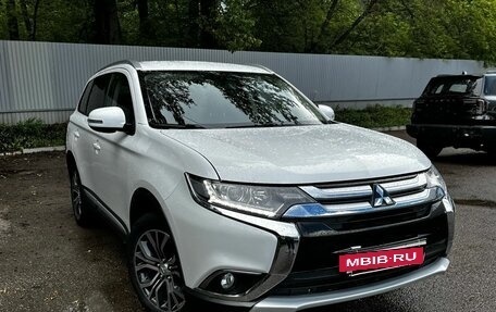 Mitsubishi Outlander III рестайлинг 3, 2018 год, 2 430 000 рублей, 2 фотография