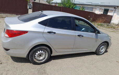 Hyundai Solaris II рестайлинг, 2011 год, 700 000 рублей, 2 фотография