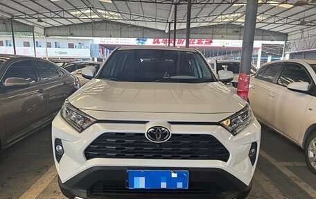 Toyota RAV4, 2020 год, 2 610 000 рублей, 2 фотография