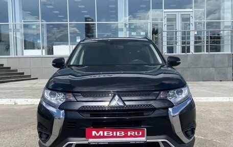 Mitsubishi Outlander III рестайлинг 3, 2022 год, 3 050 000 рублей, 2 фотография