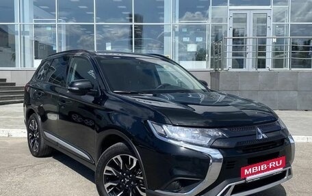 Mitsubishi Outlander III рестайлинг 3, 2022 год, 3 050 000 рублей, 3 фотография