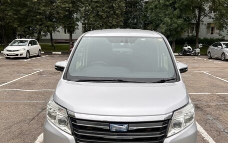 Toyota Noah III, 2014 год, 2 199 000 рублей, 2 фотография