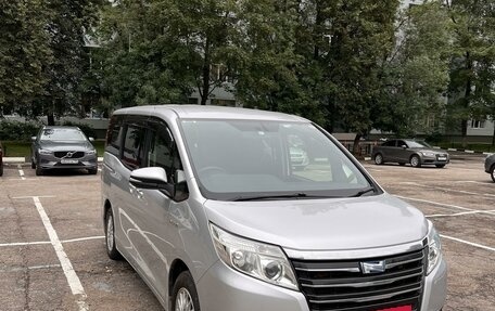 Toyota Noah III, 2014 год, 2 199 000 рублей, 4 фотография