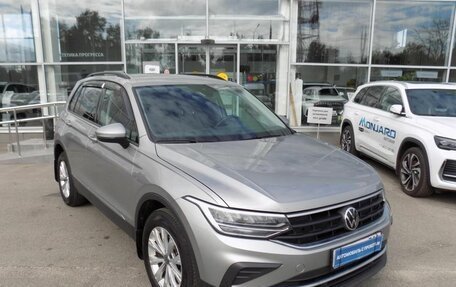 Volkswagen Tiguan II, 2021 год, 3 247 000 рублей, 2 фотография