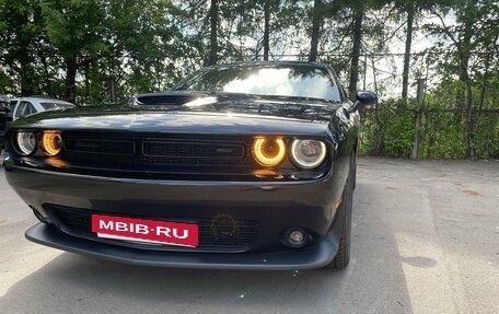 Dodge Challenger III рестайлинг 2, 2022 год, 5 600 000 рублей, 2 фотография