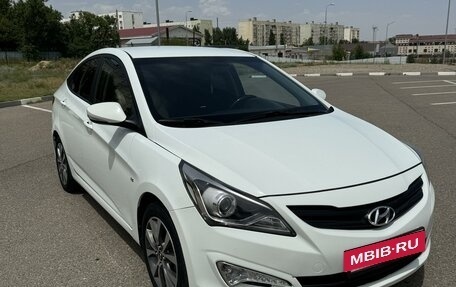 Hyundai Solaris II рестайлинг, 2015 год, 1 550 000 рублей, 2 фотография