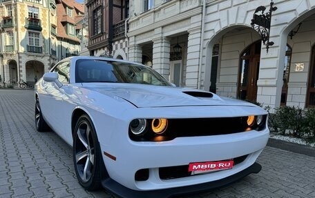 Dodge Challenger III рестайлинг 2, 2018 год, 4 000 000 рублей, 2 фотография