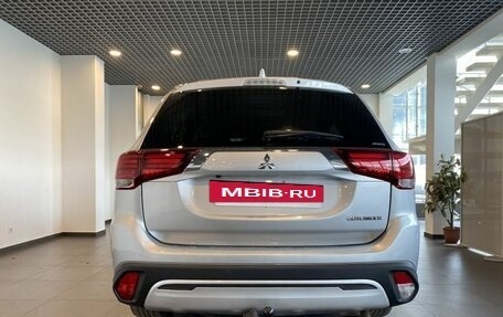 Mitsubishi Outlander III рестайлинг 3, 2020 год, 2 775 000 рублей, 4 фотография