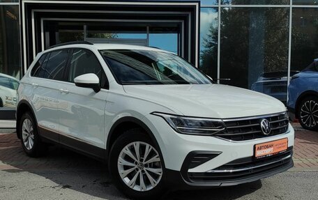 Volkswagen Tiguan II, 2021 год, 3 749 000 рублей, 2 фотография