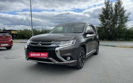 Mitsubishi Outlander III рестайлинг 3, 2018 год, 3 200 000 рублей, 3 фотография