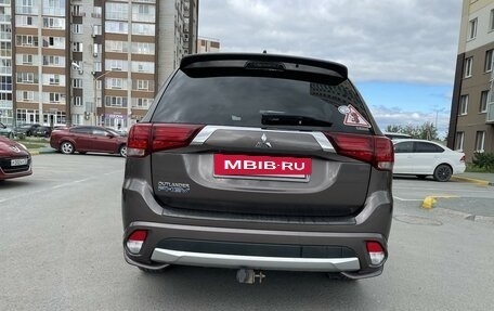 Mitsubishi Outlander III рестайлинг 3, 2018 год, 3 200 000 рублей, 8 фотография