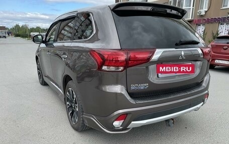 Mitsubishi Outlander III рестайлинг 3, 2018 год, 3 200 000 рублей, 4 фотография