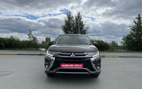 Mitsubishi Outlander III рестайлинг 3, 2018 год, 3 200 000 рублей, 2 фотография