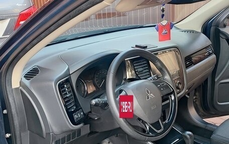 Mitsubishi Outlander III рестайлинг 3, 2019 год, 2 370 000 рублей, 4 фотография