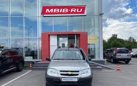 Chevrolet Niva I рестайлинг, 2015 год, 744 000 рублей, 2 фотография